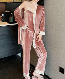 ピンクのパジャマおすすめ5選！女性らしく華やかな色合いで、リラックスタイムを心地よく演出