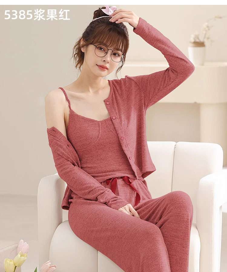 ふんわり柔らかな素材で作られた3点セットの レディース ルームウェア