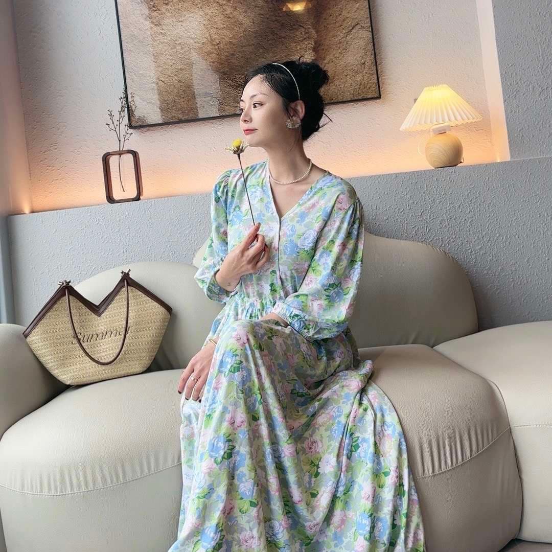 軽やかな生地感と豊かなドレープが美しいマキシ丈ワンピース レディース ルームウェア