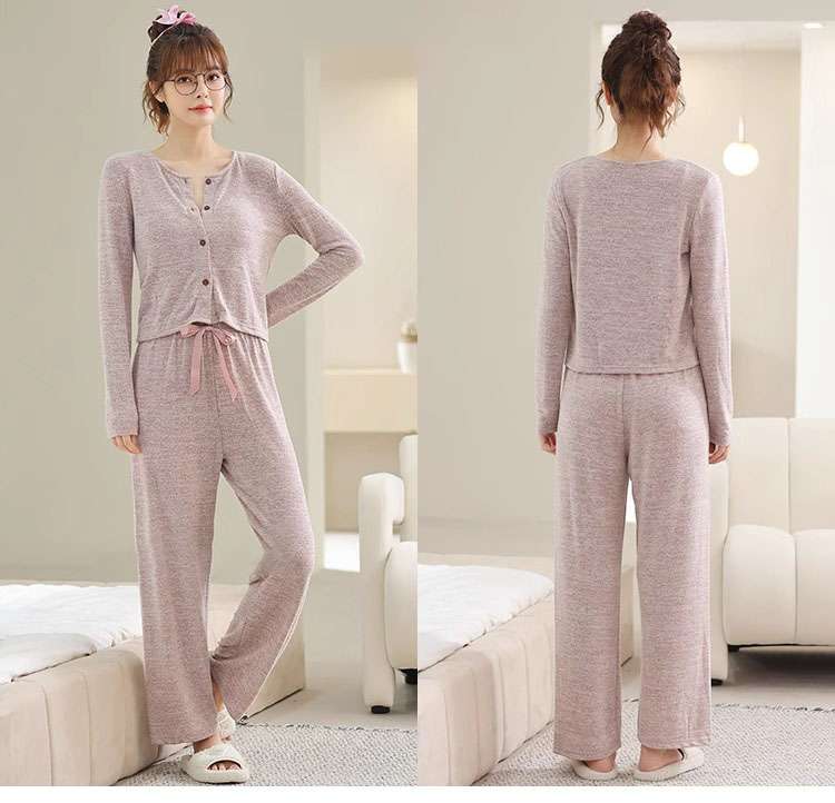 ふんわり柔らかな素材で作られた3点セットの レディース ルームウェア
