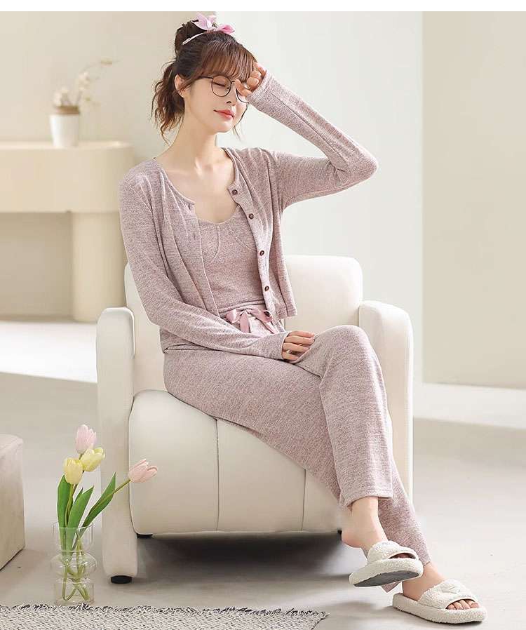 ふんわり柔らかな素材で作られた3点セットの レディース ルームウェア