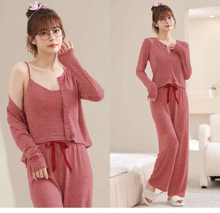 ふんわり柔らかな素材で作られた3点セットの レディース ルームウェア