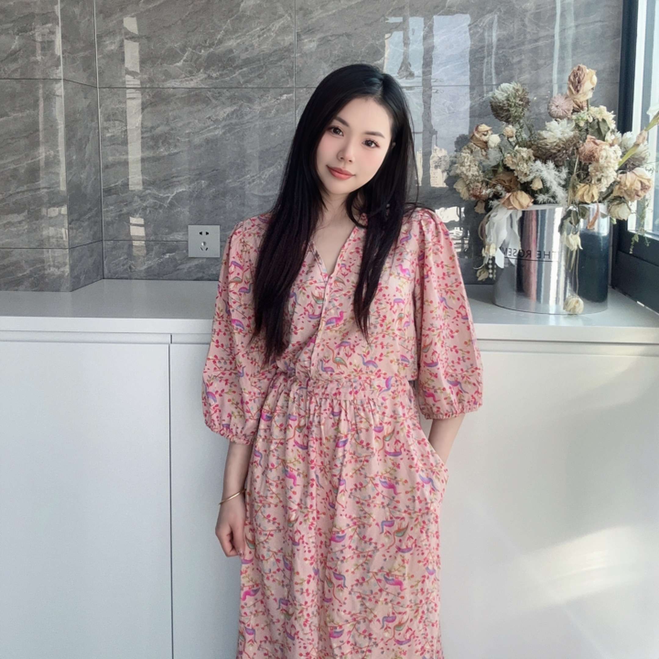 軽やかな生地感と豊かなドレープが美しいマキシ丈ワンピース レディース ルームウェア