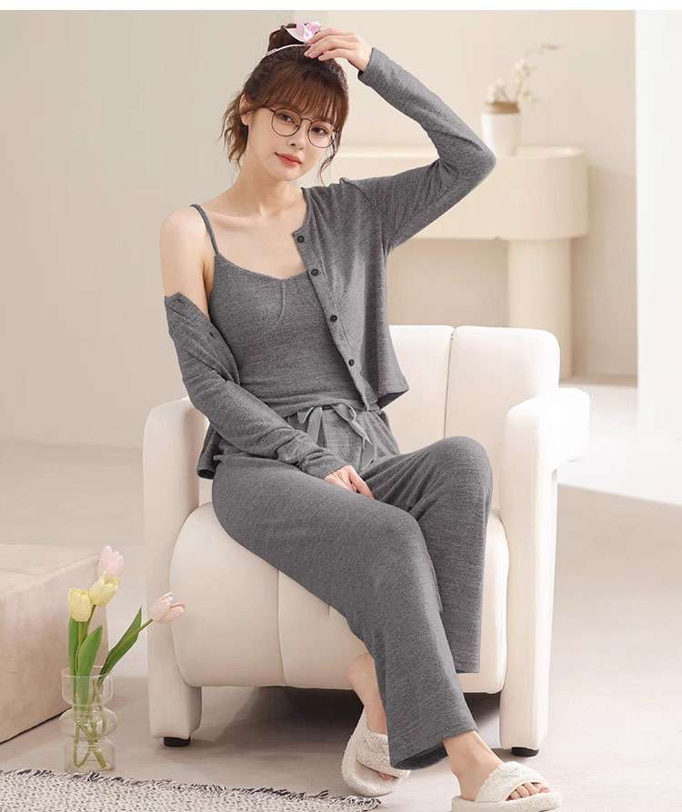 ふんわり柔らかな素材で作られた3点セットの レディース ルームウェア